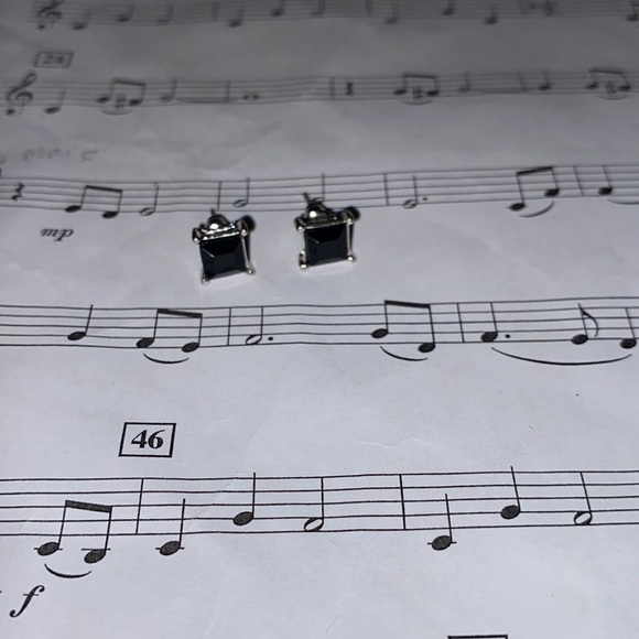 Women’s earrings - Picture 3 of 3